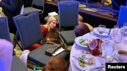 Invitados al evento buscan resguardo bajo las mesas.