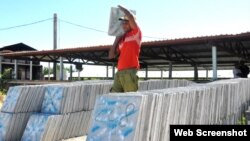 Un militar carga losas en un sitio en construcción en La Habana. (Archivo)