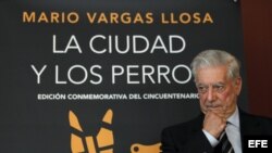 El premio Nobel Mario Vargas Llosa, durante la presentación de la edición conmemorativa del cincuentenario de "La ciudad y los perros". 