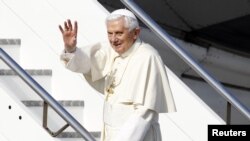 Papa parte de Italia para Mexico