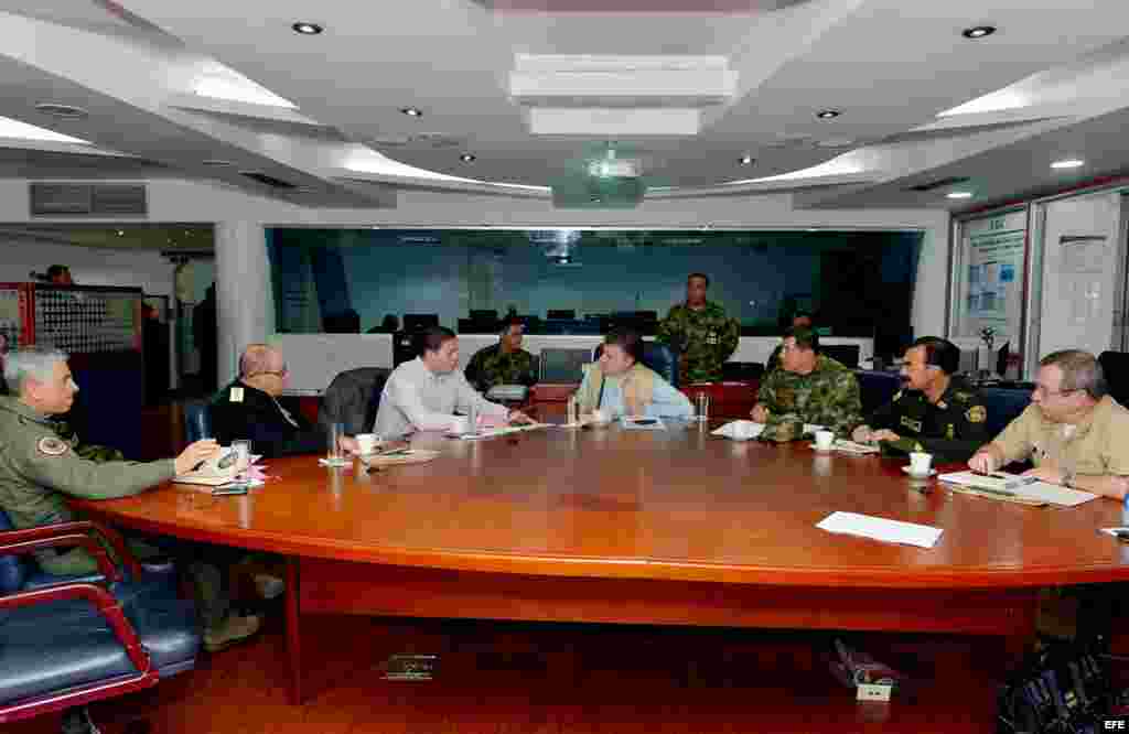El presidente de Colombia, Juan Manuel Santos (c), se reúne con su ministro de Defensa, Juan Carlos Pinzón (c-i), en Bogotá (Colombia), donde anunció la suspensión del ciclo de diálogos con la guerrilla de las FARC
