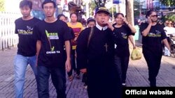 Simpatizantes de los blogueros detenidos desfilan con puloveres negros en Vietnam (cortesia RFA)