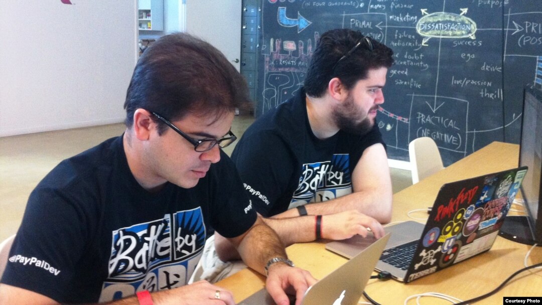 José Pimienta y Osniel González, dos de los premiados por sus proyectos en el Hackathon.