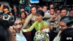 Aung San Suu Kyi (c), llega al aeropuerto de Rangún, Birmania, para viajar a Estados Unidos hoy, domingo 16 de septiembre de 2012.