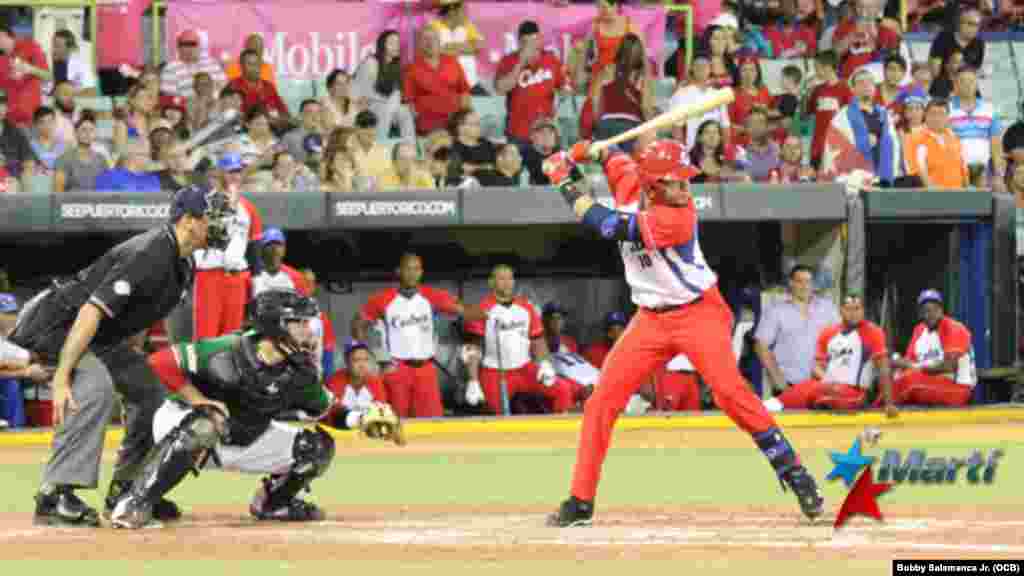 Secuencia de fotografías del jonrón conectado por Yulieski Gourriel y pone el juego 3-1 a favor de Cuba. Foto: Bobby Salamanca Jr.