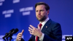 El vicepresidente de EEUU JD Vance habla a los medios tras las negociaciones con Irán en Lucerna, Suiza, este 22 de junio de 2026. 