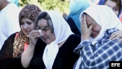 Varias bosnias musulmanas lloran durante el funeral en el Monumento del Genocidio de Srebrenica, Bosnia-Herzegovina.