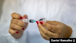 Imagen de una vacuna contra la Covid-19. (AFP/Daniel Ramalho).