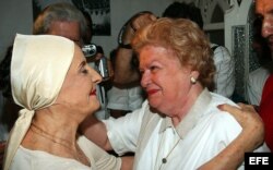 La Prima Ballerina cubana Alicia Alonso (i) saluda a Carmen Montejo (d) durante una visita a la sede del Ballet Nacional de Cuba.