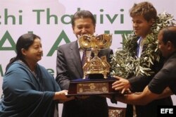 El presidente de la Federación Internacional de Ajedrez (FIDE), Kirsán Ilyumzhinov (c), y el alcalde de Tamil Nadu, J Jayalalithaa (i), entregan el trofeo al nuevo Campeón del Mundo de Ajedrez, el noruego Magnus Carlsen (2d), de 22 años, durante la ceremo