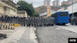 Agentes antimotines de la Policía Nacional Bolivariana en formación ante protesta de familiares que denunciaron presunto traslado de presos políticos desde el Helicoide en Caracas. (Comité por la liberación de presos políticos)