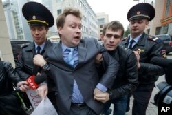 El activista gay Nikolai Alexeyev, detenido en 2013 en una protesta en Moscú.