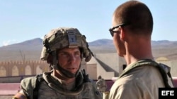 Foto de archivo tomada el 23 de agosto de 2011 y facilitada por Defense Video & Imagery Distribution System (DVIDS) del sargento estadounidense Robert Bales (izq) en el Centro Nacional de Entrenamiento de Fort Irwin, California (Estados Unidos). 