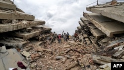 Equipos de rescate y voluntarios buscan posibles víctimas en Caraballeda, estado de La Guaira, Venezuela, el 28 de junio de 2026.