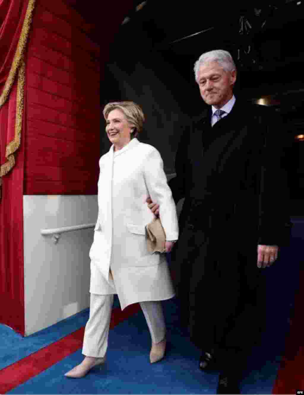 El expresidente de EE.UU. Bill Clinton (dcha) y la excandidata demócrata a la Presidencia Hillary Clinton (izq) llegan al Capitolio para asistir a la ceremonia de investidura de Donald J. Trump.