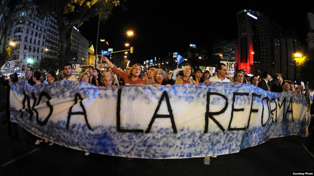 Miles de personas participan en una manifestación opositora al gobierno de Cristina Fernández de Kirchner el jueves 13 de septiembre de 2012, en Buenos Aires (Argentina). 