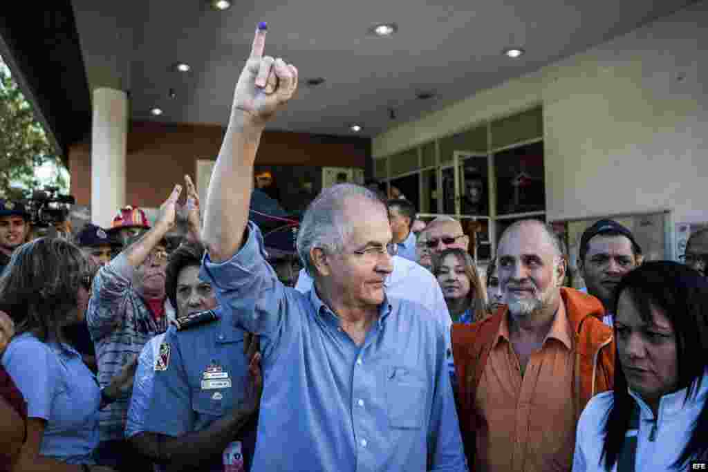 Elecciones municipales en Venezuela. El candidato opositor a la alcaldía Mayor de Caracas, Antonio Ledezma (C), participa en la jornada electoral municipal en Caracas (Venezuela) hoy domingo 8 de diciembre del 2013.