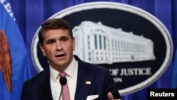 El fiscal general interino de EE. UU., Todd Blanche, ofrece una conferencia de prensa en Washington para abordar los acontecimientos relacionados con el Tren de Aragua.