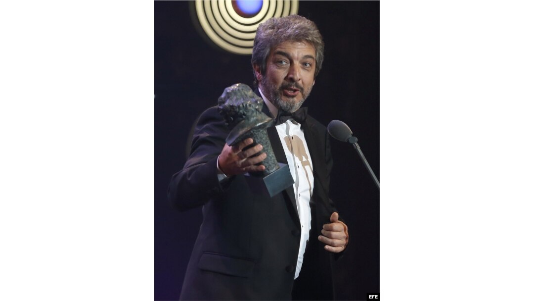 El actor Ricardo Darín recibe el Goya al mejor actor por su papel en "Truman".