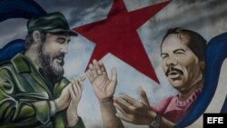 Vista de un mural con el rostro del expresidente de Cuba Fidel Castro (i) y el mandatario de Nicaragua, Daniel Ortega (d), hoy, sábado 30 de julio de 2016, en Managua. La decisión de la Asamblea Legislativa de Nicaragua de destituir a la mayoría de los di