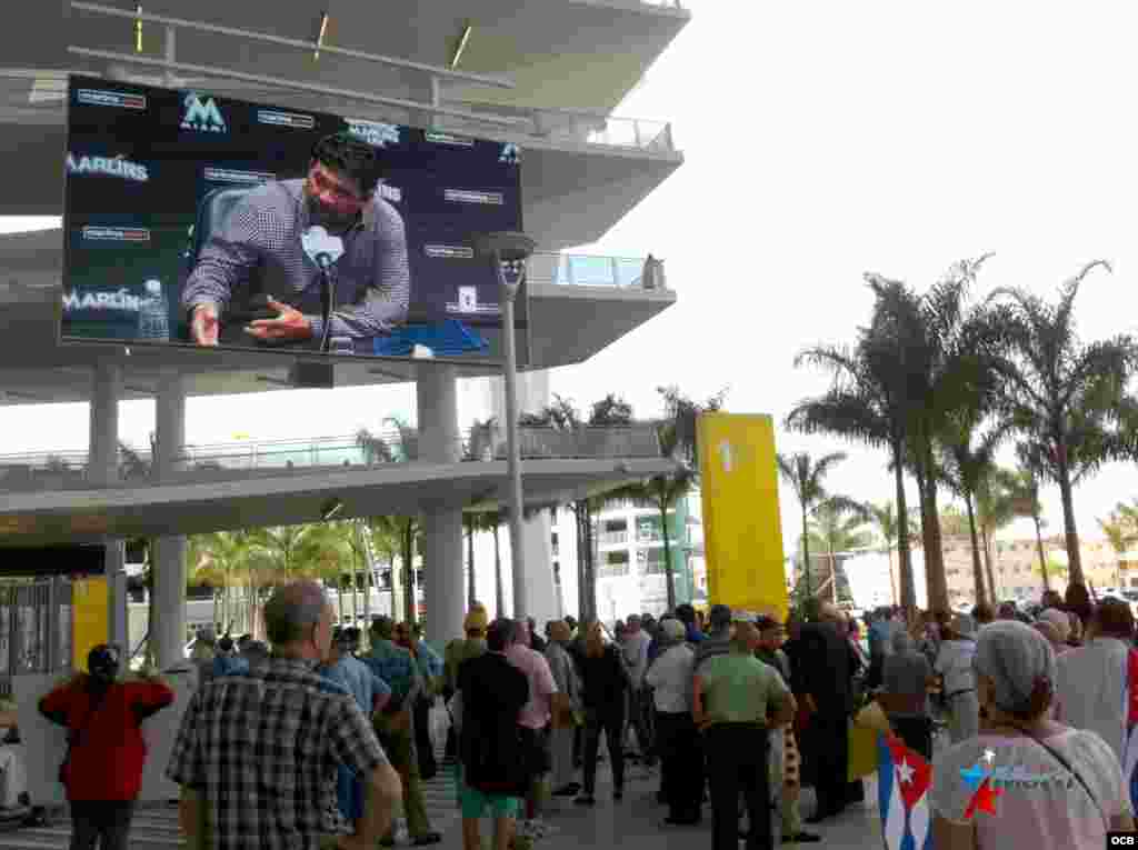 Decenas de personas escuchan las palabras de Ozzie Guill&eacute;n en vivo a las aceras del nuevo estadio de los Miami Marlins.