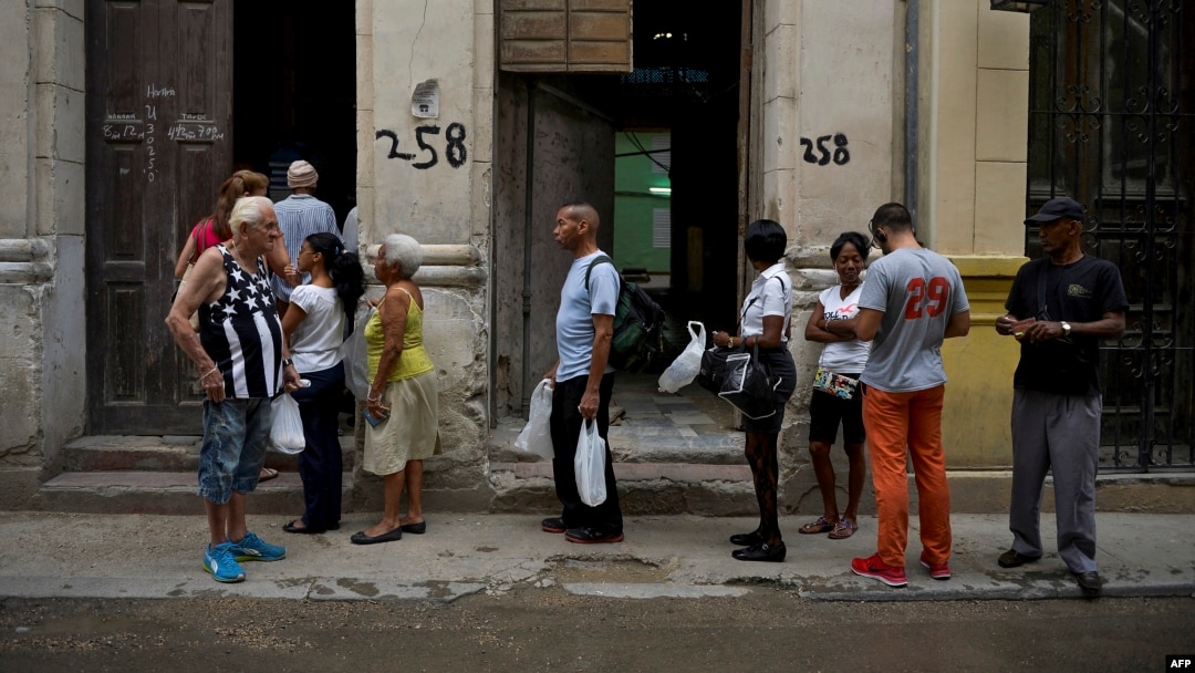 Cubanos esperan fuera de una carnicería en La Habana, el día en que Díaz-Canel sustituyó a Raúl Castro. 