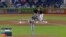 Clayton Kershaw en el montículo. Hizo un lanzamiento descontrolado (wild pitch).