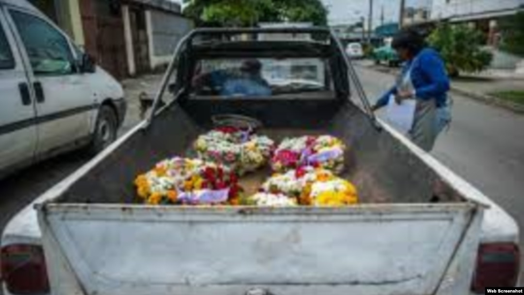 Coronas funerarias en la parte posterior de una camioneta en La Habana.
