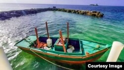 Seis migrantes cubanos fueron puestos bajo custodia federal después de tocar tierra en esta embarcación en los Cayos de la Florida. (Foto: USCG)