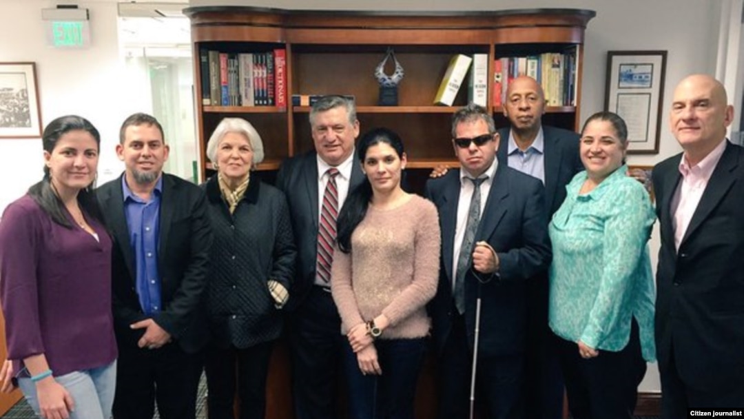 De izquierda a derecha Rosa María Payá, Mario F Lleonart, SIlvia Iriondo, Guillermo Toledao, Sayli Navarro, Juan C González, Guillermo Fariñas, Ana Carbonell y René Gómez Manzano.
