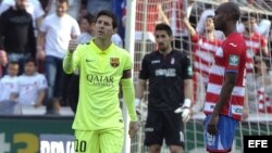 El delantero argentino del Barcelona Lionel Messi (i) celebra el gol que acaba de marcar, el tercero para el equipo, durante el partido frente al Granada.
