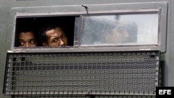 ARCHIVO. Miembros de la Guardia Nacional venezolana trasladan reos de la cárcel El Rodeo II. 
