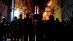 Foto Archivo. Cubanos en una reunión del CDR en septiembre de 2019. Las asambleas de rendición de cuentas han sido postergadas nuevamente ante el creciente malestar popular generado por el paquetazo. REUTERS/Alexandre Meneghini