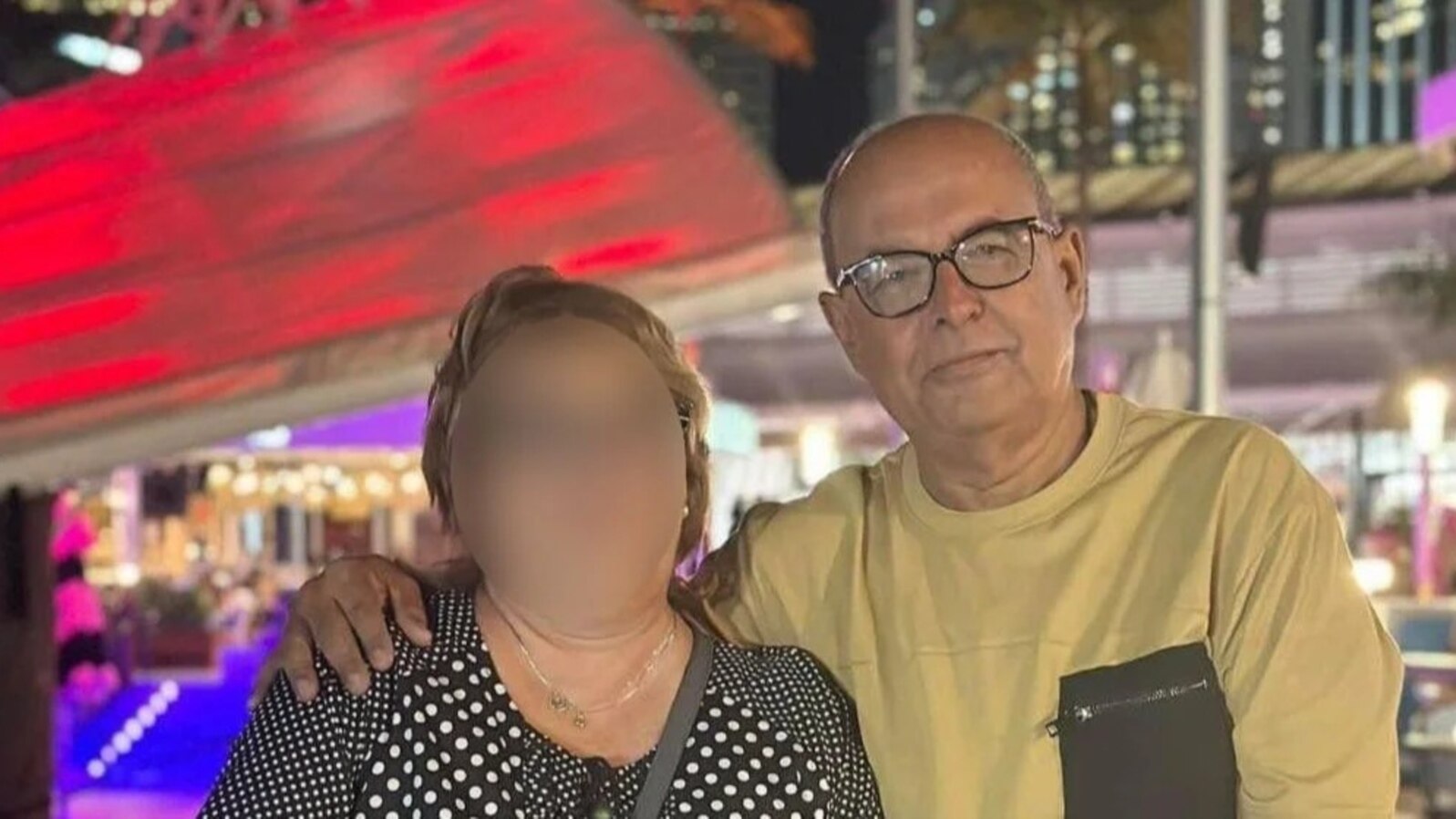 Narciso Amador Fernández Ramírez posa junto a su esposa en Estados Unidos. 