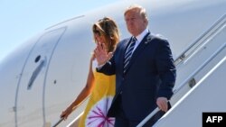 El presidente de Estados Unidos, Donald Trump, llega junto a su esposa la primera dama Melania Trump, a Biarritz, Francia para la cumbre del G7. Foto: Nicholas Kamm / AFP.