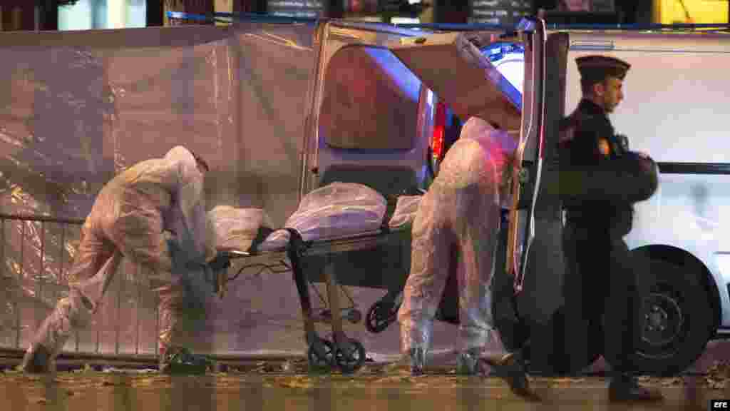 Paramédicos suben a una ambulancia a una víctima de la masacre en el teatro Bataclán, parte de una ola de atentados terroristas este viernes en París.