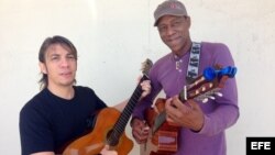 Los cantautores cubanos Juan José "Juanchi" Hernández (i) y Tony Ávila (d), en San Juan (Puerto Rico) junio 2014.