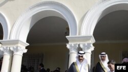 El príncipe de Arabia Saudí, Khaled Bin Saud Bin Khaled Al-Saud (i), el embajador de esa nación en Cuba, Saeed Hassan Aljomae (c) y el canciller cubano, Bruno Rodríguez Parrilla (d), recorren la nueva sede de la embajada saudí.