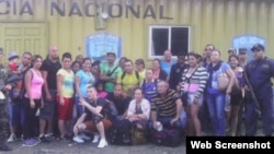 Grupo de 30 cubanos detenidos en Agua Caliente