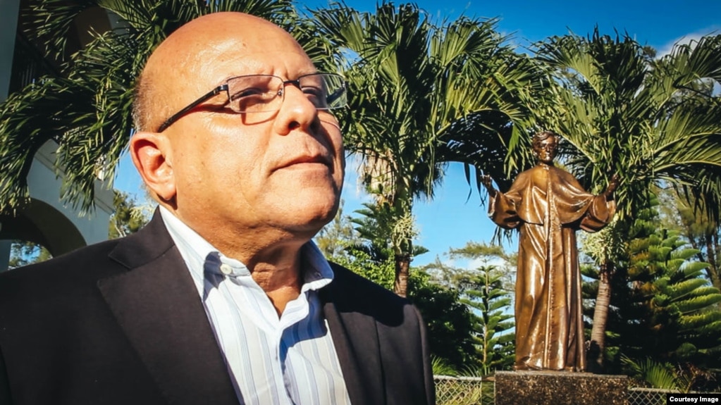 Dagoberto Valdés en la Ermita de la Caridad de la ciudad de Miami. 