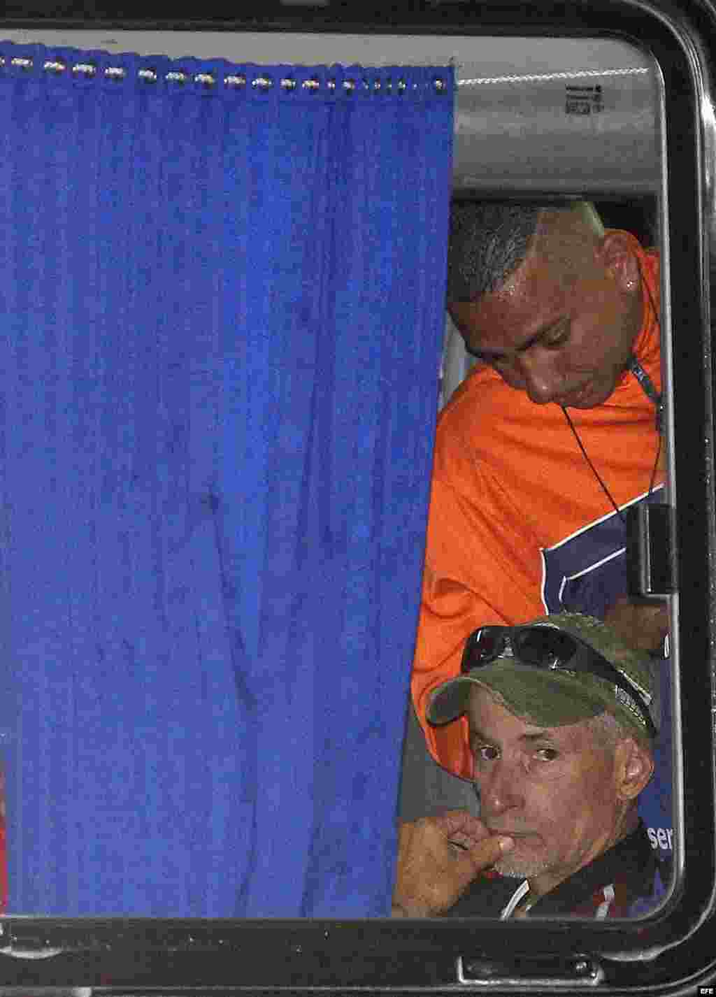 Cubanos en tránsito hacia EE.UU. viajan en un autobus hoy miércoles 13 de enero de 2015 a la salida del Aeropuerto Internacional Monseñor Oscar Arnulfo Romero y Galdámez, ubicado a 40 kilómetros al sur de San Salvador.