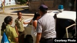 Detención de la Dama de Blanco Tania Echevarría en Colón, Matanzas. Foto Archivo