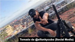El Funky posa sobre una azotea de La Habana. 