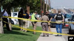 Agentes acordonan un tramo de acera en una calle en Odessa, Texas, el sábado 31 de agosto de 2019, después de que un hombre armado secuestrara un vehículo del servicio postal y baleara a más de 20 personas, según las autoridades. Mark Rogers/Odessa Americ