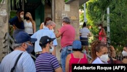 Cubanos en cola para depositar dólares el 11 de junio de 2021. (Adalberto Roque / AFP).