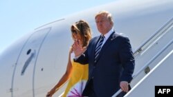 El presidente de Estados Unidos, Donald Trump, llega junto a su esposa la primera dama Melania Trump, a Biarritz, Francia, para la cumbre del G7. Foto: Nicholas Kamm / AFP.