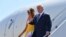 El presidente de Estados Unidos, Donald Trump, llega junto a su esposa la primera dama Melania Trump, a Biarritz, Francia, para la cumbre del G7. Foto: Nicholas Kamm / AFP.