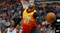 Rudy Gobert, pívot del Jazz de Utah, atrapa un rebote frente a Bam Adebayo, del Heat de Miami, en el partido del miércoles 12 de febrero de 2020 (AP Foto/Rick Bowmer)