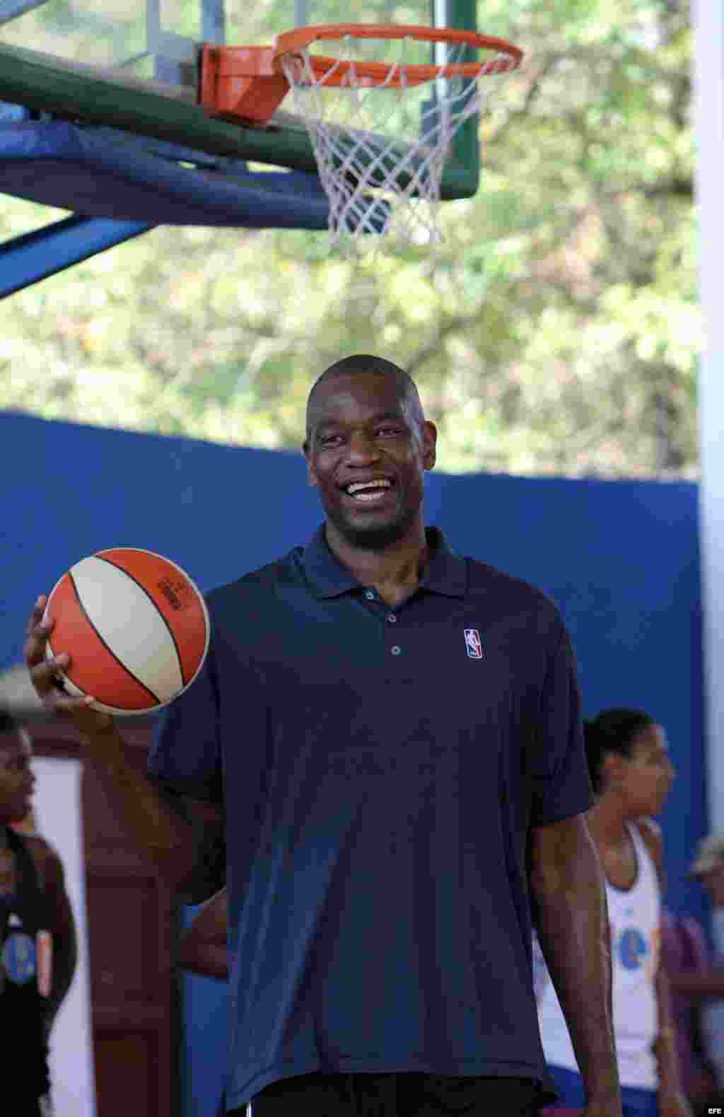 El exatleta y embajador internacional de la NBA Dikembe Mutombo durante una clase demostrativa de la NBA en La Habana (23 de abril, 2015).