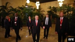 Raúl Castro (c) en su cumpleaños 85 años, conversa con la prensa durante una cena ofrecida a los mandatarios que participan en la VII Cumbre de la Asociación de Estados del Caribe (AEC) en La Habana (Cuba).
